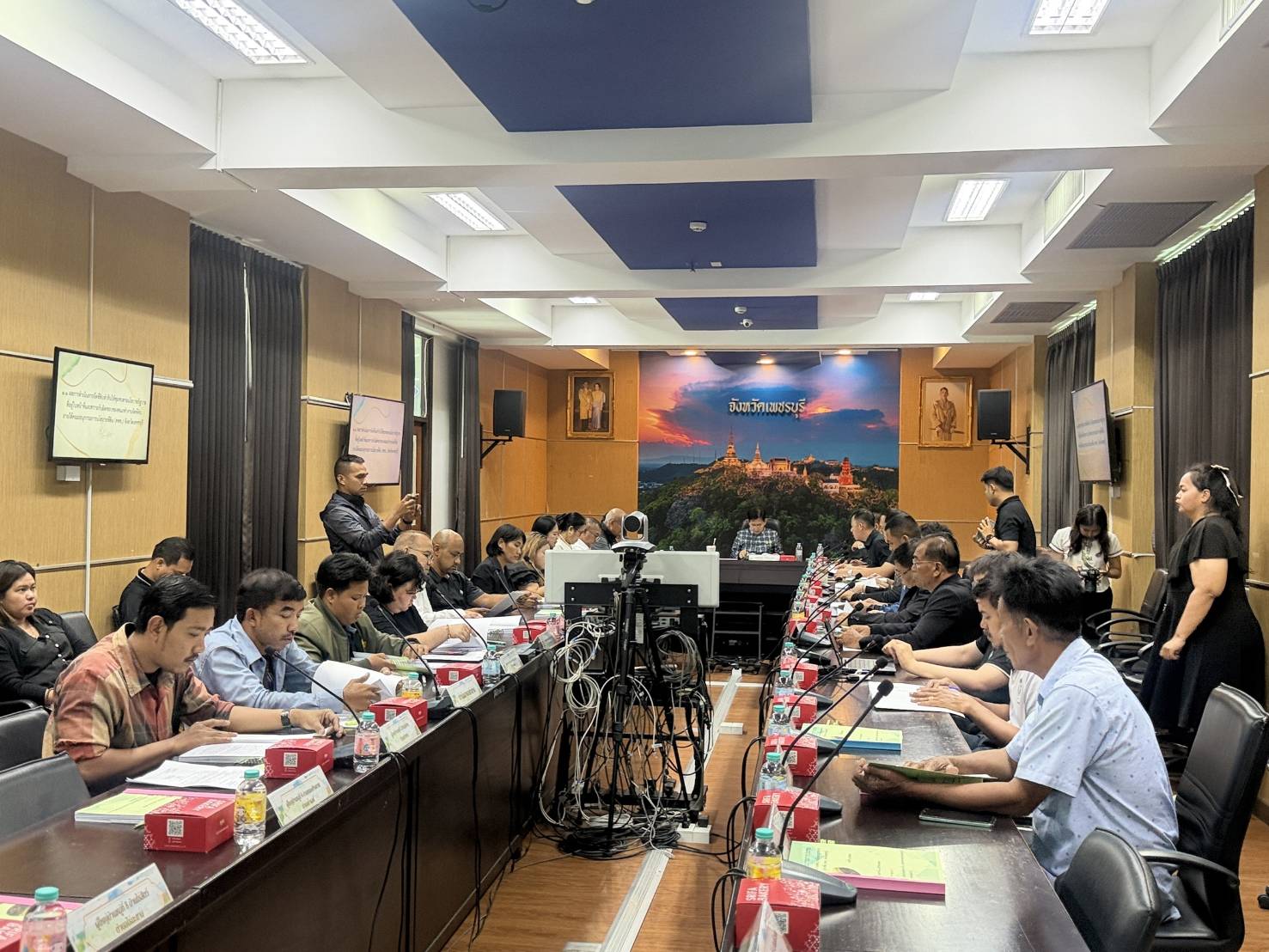 title - ปฏิรูปที่ดินจังหวัดเพชรบุรี มอบหมายให้ นางสาวขวัญใจ เพชรสวน นักวิชาการปฏิรูปที่ดินชำนาญการ ร่วมประชุมคณะทำงานจัดที่ดินทำกินภายใต้คณะอนุกรรมการนโยบายที่ดิน (คทช.) จังหวัดเพชรบุรี โดยมีระเบียบวาระการประชุม